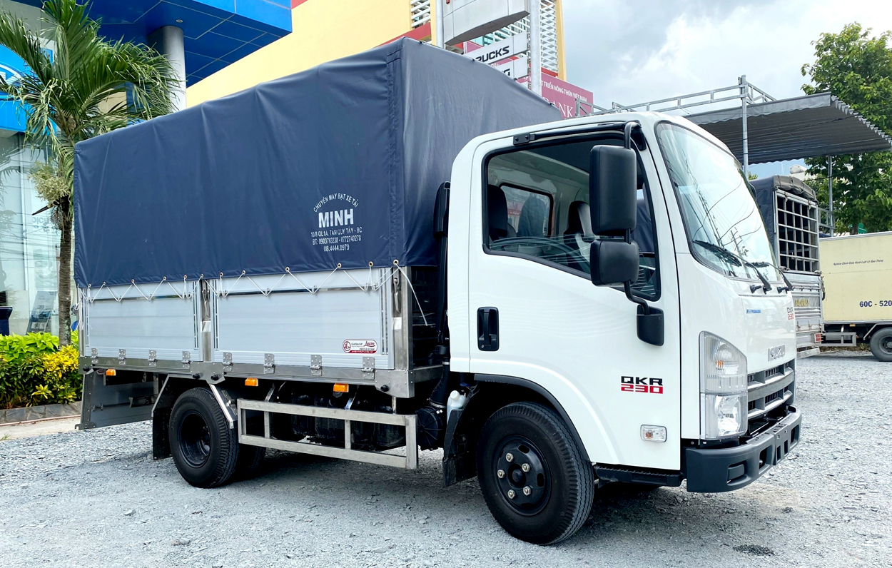 xe tải isuzu qkr 230 thùng bạt