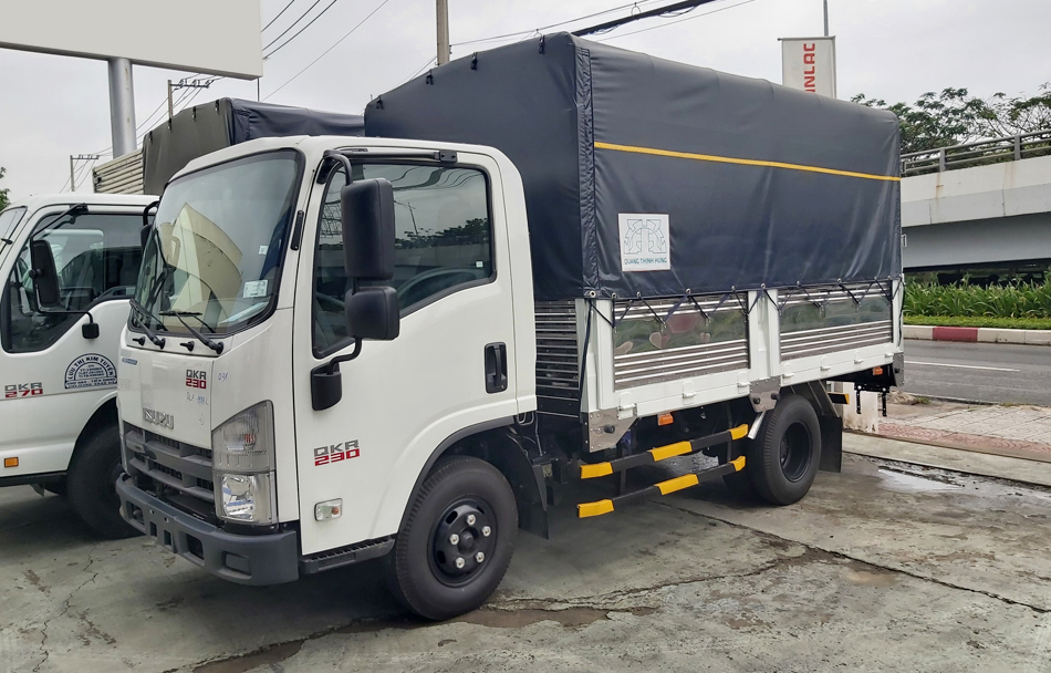 xe tải isuzu thùng bạt qkr 230