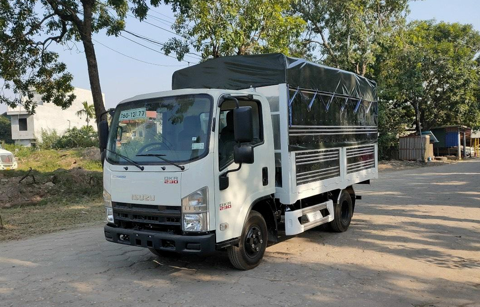 xe tải isuzu thùng bạt qkr 230